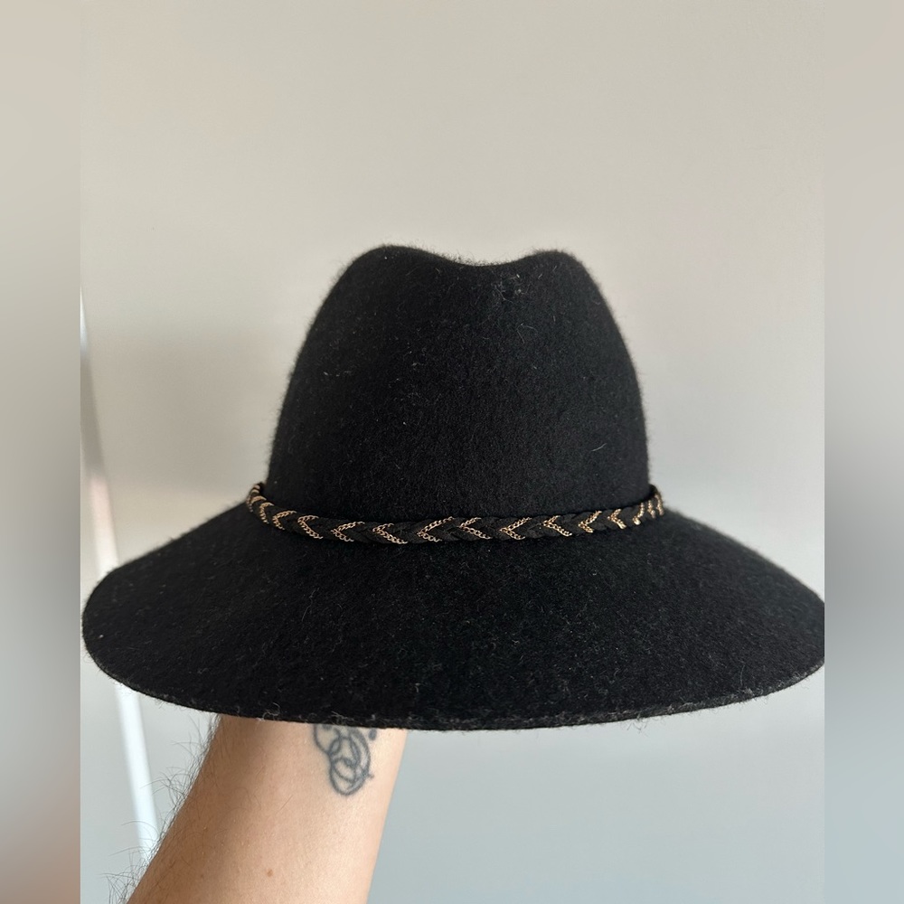 Fashion hat some wear/lint